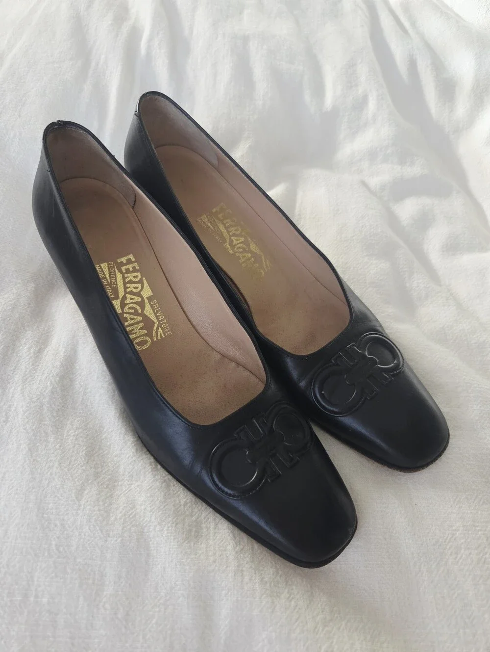 Salvatore Ferragamo Black Leather Logo-Accent Block Heel / Pumps Sz 8